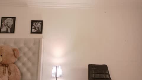 Snapshot of angely_sweet01 chatting on April 21, 1:42 am Angely online show from April 21, 1:42 am