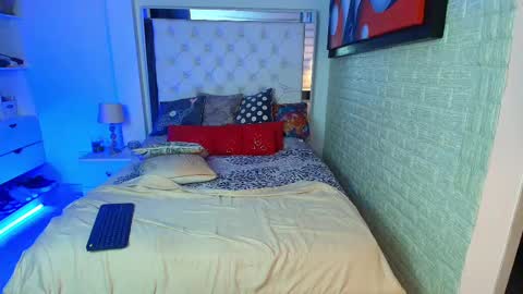 laura  online show from February 10, 12:41 am