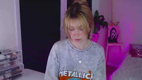Snapshot of anita_moon_ chatting on April 15, 10:32 pm anita_moon_ online show from April 15, 10:32 pm