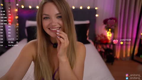 Snapshot of anitaraj_ chatting on September 18, 8:44 pm Im Anita thumb up me please its important online show from September 18, 8:44 pm