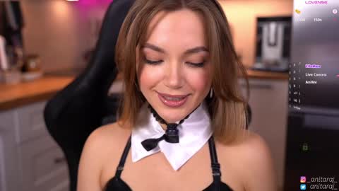 Snapshot of anitaraj_ chatting on December 18, 7:09 pm Im Anita thumb up me please its important online show from December 18, 7:09 pm