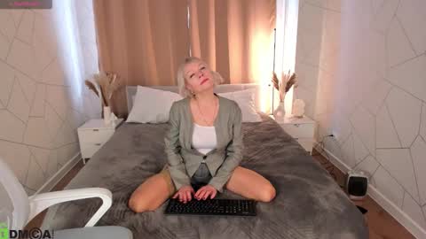 Snapshot of ann_annise chatting on February 3, 2:53 am ann_annise online show from February 3, 2:53 am