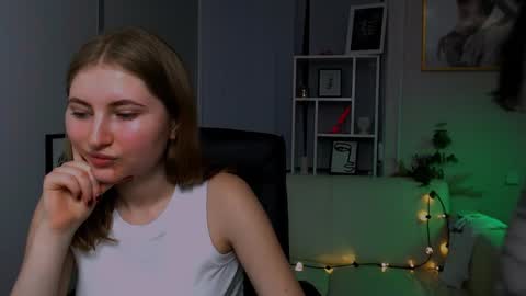 Snapshot of anna_sunshines chatting on December 17, 5:15 pm Anna pvt is open online show from December 17, 5:15 pm