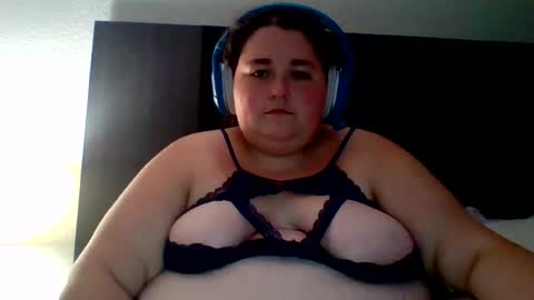 Snapshot of annaoftherealms chatting on June 19, 12:15 am annaoftherealms online show from June 19, 12:15 am