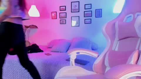 Snapshot of anne_bloom_ chatting on December 30, 12:43 am Anne online show from December 30, 12:43 am