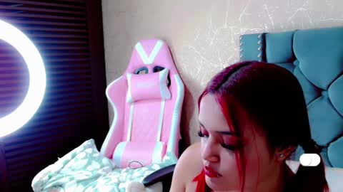 Snapshot of anne_julienne chatting on January 14, 12:00 am online show from January 14, 12:00 am