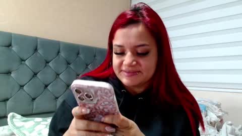 Snapshot of anne_julienne chatting on January 31, 11:24 pm online show from January 31, 11:24 pm