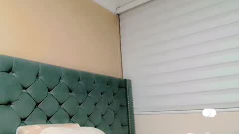 Snapshot of anne_julienne chatting on February 4, 11:38 pm online show from February 4, 11:38 pm