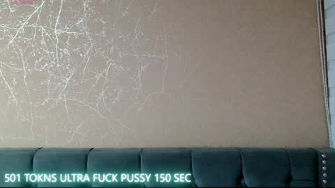 Snapshot of anne_julienne chatting on March 1, 12:28 am online show from March 1, 12:28 am