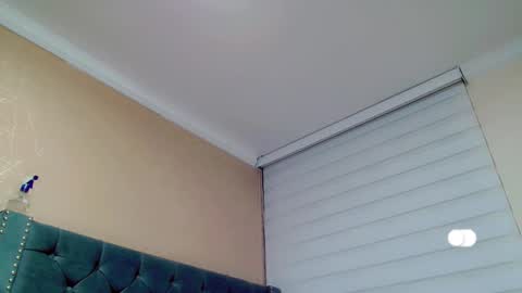 Snapshot of anne_julienne chatting on November 6, 12:44 am online show from November 6, 12:44 am