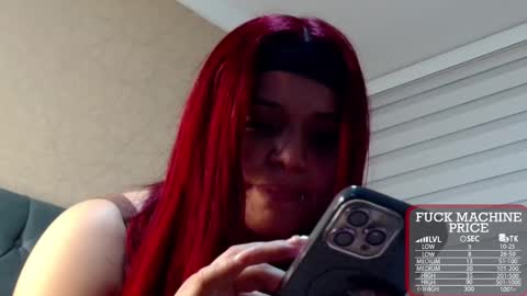 Snapshot of anne_julienne chatting on December 18, 1:11 am online show from December 18, 1:11 am