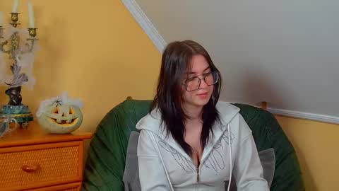 Snapshot of anneavery chatting on October 31, 6:47 am Anne online show from October 31, 6:47 am