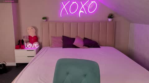 Joyce Howard online show from April 10, 2:39 am