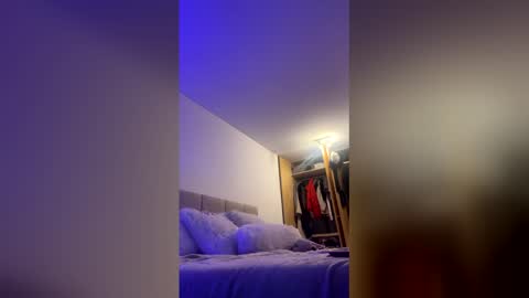 Snapshot of annie_andrade_ chatting on April 28, 4:12 pm Annie online show from April 28, 4:12 pm