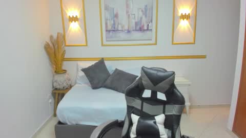 A N N I E  online show from September 11, 12:05 pm