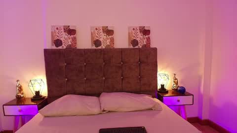 Annie Bonnie   online show from March 31, 11:54 am