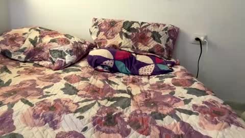 Snapshot of annie_catt_ chatting on December 17, 7:48 pm Annie online show from December 17, 7:48 pm