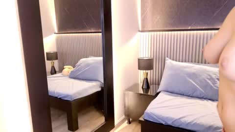 ANNIE HAWK online show from March 28, 10:04 am