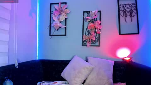 Snapshot of annie_karlsson__ chatting on December 29, 6:05 pm online show from December 29, 6:05 pm