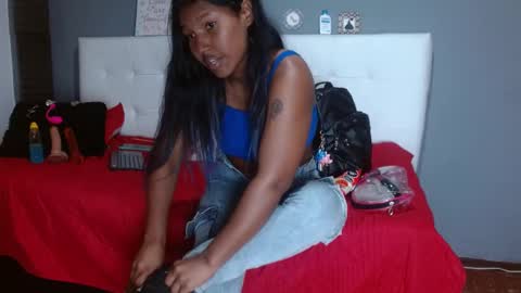 Snapshot of annie_scott_ chatting on February 18, 1:21 am annie_scott_ online show from February 18, 1:21 am