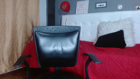 Snapshot of annie_scott_ chatting on February 19, 11:46 pm annie_scott_ online show from February 19, 11:46 pm