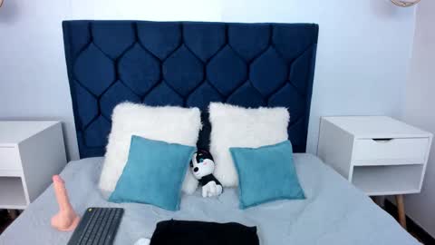 Snapshot of annie_thompsonn_ chatting on February 16, 11:45 pm Annie online show from February 16, 11:45 pm