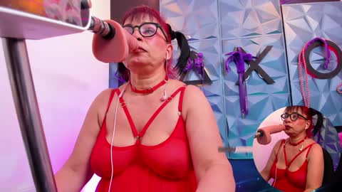 Snapshot of annie_wigg chatting on January 6, 3:31 am annie online show from January 6, 3:31 am