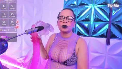 Snapshot of annie_wigg chatting on February 22, 3:23 am annie online show from February 22, 3:23 am