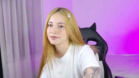 Snapshot of anniemora_ chatting on May 6, 1:25 am Annie online show from May 6, 1:25 am