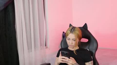 Snapshot of anniemora_ chatting on May 21, 2:07 am Annie online show from May 21, 2:07 am