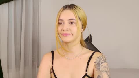 Snapshot of anniemora_ chatting on June 25, 2:11 am Annie online show from June 25, 2:11 am