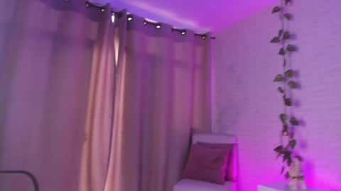 Snapshot of anniie_and_alex chatting on December 6, 12:49 pm Annie Alex online show from December 6, 12:49 pm