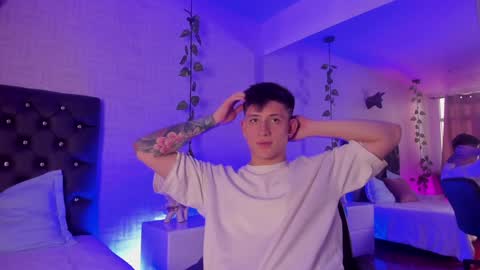 Snapshot of anniie_and_alex chatting on December 8, 1:25 pm Annie Alex online show from December 8, 1:25 pm