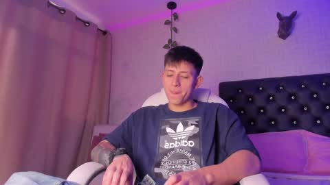 Snapshot of anniie_and_alex chatting on December 13, 1:33 pm Annie Alex online show from December 13, 1:33 pm