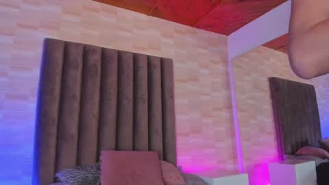 Snapshot of anniie_and_alex chatting on December 20, 6:13 pm Annie Alex online show from December 20, 6:13 pm