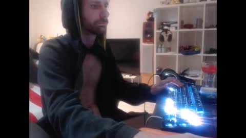 LoyalDog online show from April 16, 3:40 am