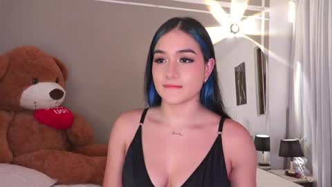 Snapshot of annyhizzle chatting on November 5, 2:33 am online show from November 5, 2:33 am