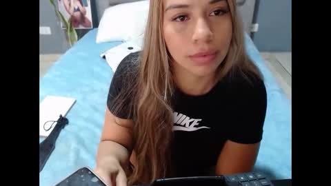 Snapshot of annyyeins chatting on March 1, 5:42 am Anny Yeins online show from March 1, 5:42 am