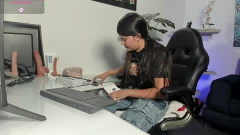 Snapshot of antonelamiss chatting on April 8, 7:36 pm online show from April 8, 7:36 pm