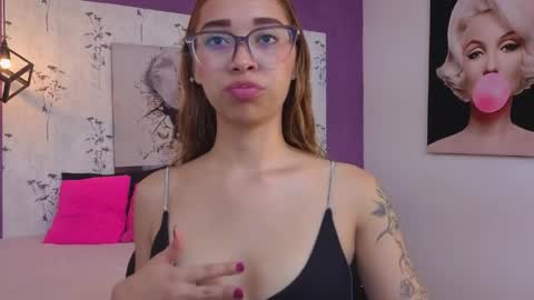Snapshot of antonella_mc chatting on May 21, 12:56 pm Antonella online show from May 21, 12:56 pm