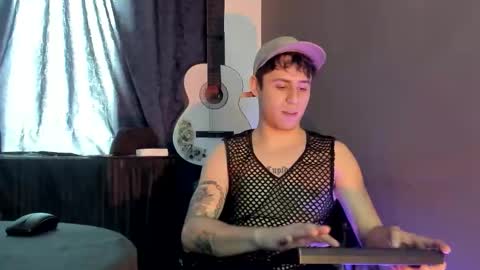 Snapshot of antonnello_ chatting on December 5, 4:03 pm antonnello_ online show from December 5, 4:03 pm