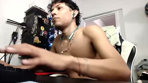 Snapshot of anuardhm chatting on November 17, 2:45 pm AnuarDHM online show from November 17, 2:45 pm