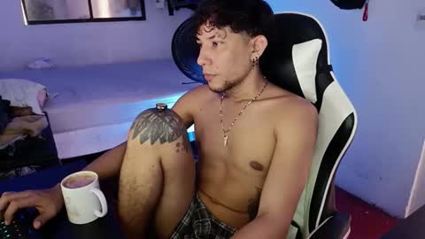 Snapshot of anuardhm chatting on December 1, 4:12 pm AnuarDHM online show from December 1, 4:12 pm