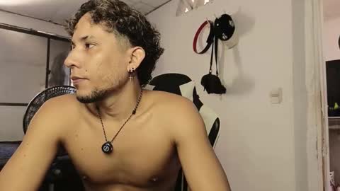 Snapshot of anuardhm chatting on December 18, 4:35 pm AnuarDHM online show from December 18, 4:35 pm