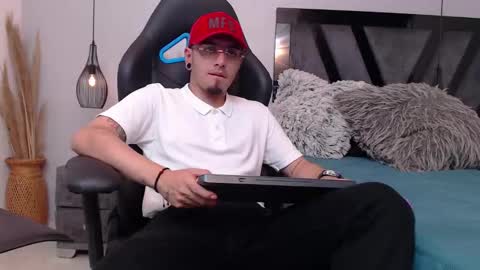 Snapshot of apolo_lopez chatting on October 16, 4:41 pm Apolo online show from October 16, 4:41 pm