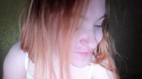 appleyummybuns online show from March 12, 6:19 am