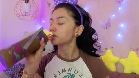 Snapshot of april_bennett chatting on December 19, 12:23 pm online show from December 19, 12:23 pm