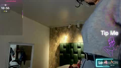 Snapshot of april_dumont chatting on December 4, 11:52 am April online show from December 4, 11:52 am