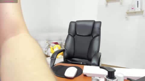 Snapshot of aprildubois_ chatting on December 5, 8:22 pm April online show from December 5, 8:22 pm