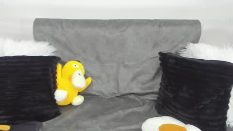 Snapshot of aprildubois_ chatting on February 21, 7:10 pm April online show from February 21, 7:10 pm